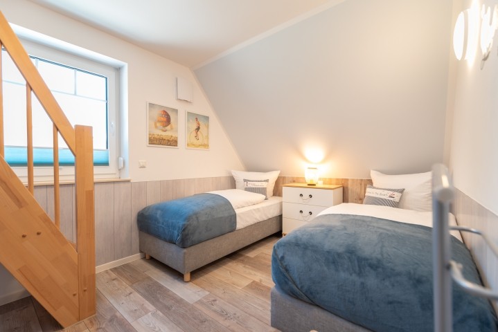 Schlafzimmer 2 im Obergeschoss mit zwei Einzelbetten