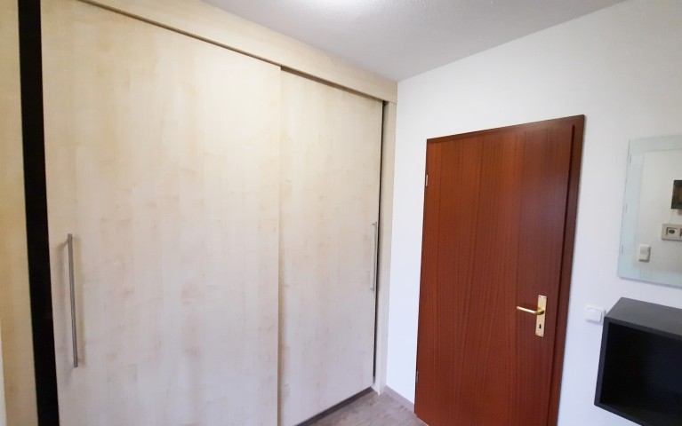 Einbauschrank mit Waschmaschine im Eingangsflur