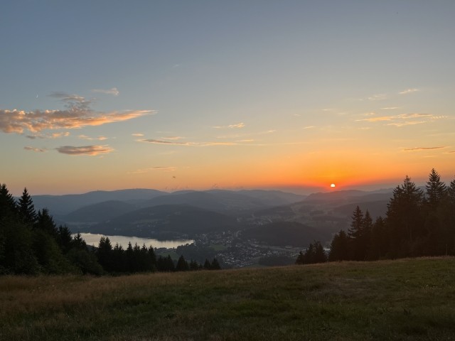Sonnenuntergang auf dem Hochfirst mit Blick auf den Titisee