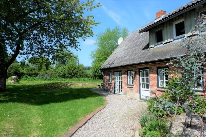 Hausansicht mit Garten