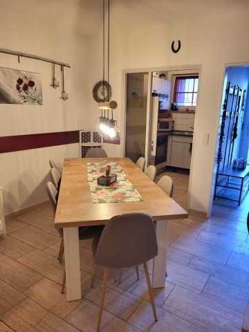 Gemütlicher Essbereich mit Holztisch und Stühle