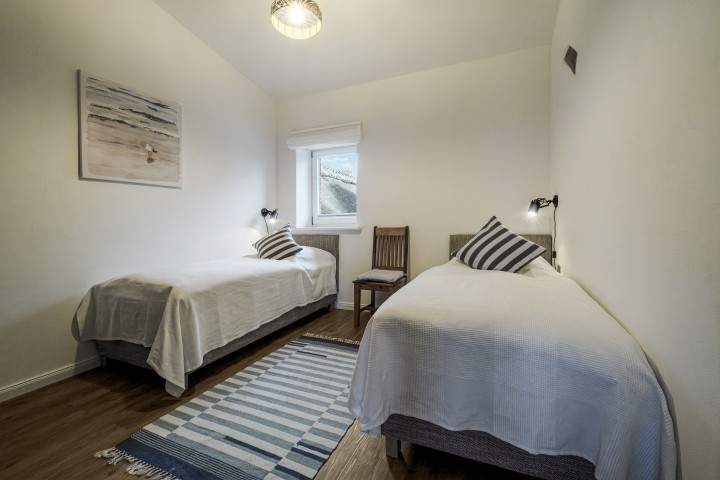 Schlafzimmer mit Einzelbetten (90 x 200 cm)  und Bauernschrank