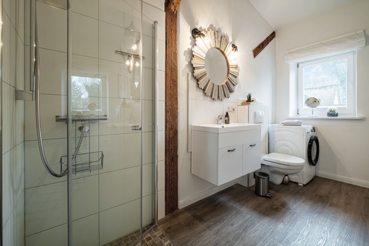 Bad mit Fußbodenheizung, Dusche, Waschmaschine