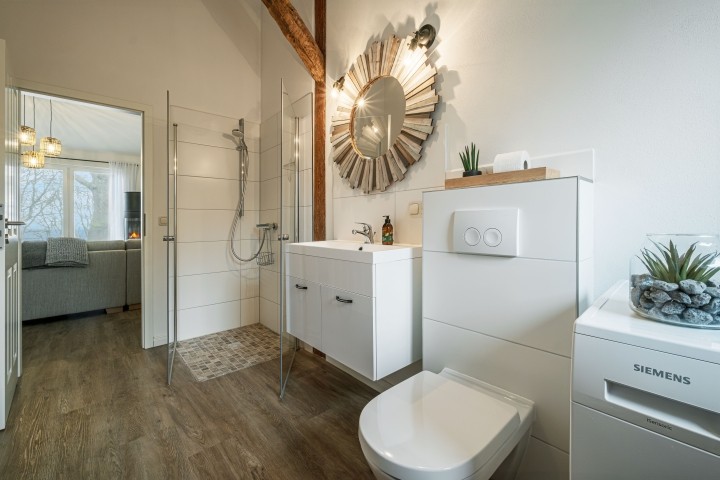 Bad mit Fußbodenheizung, Dusche, Waschmaschine