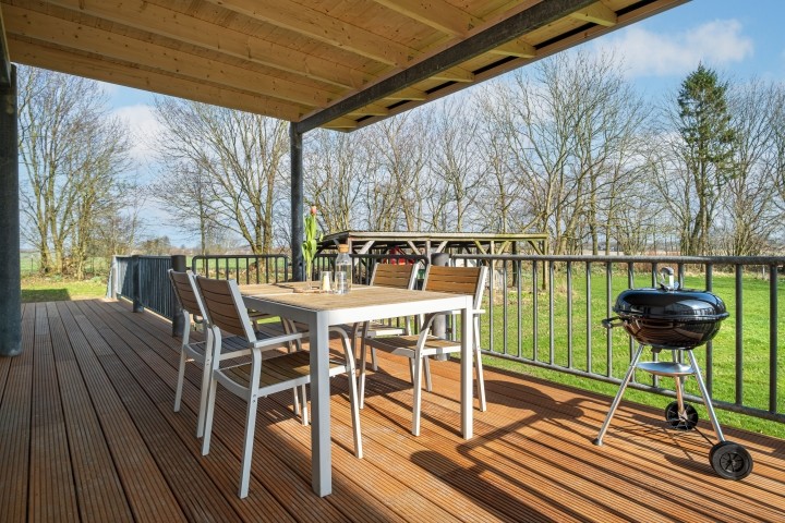 Terrasse mit Zugang und Blick in den großen Garten