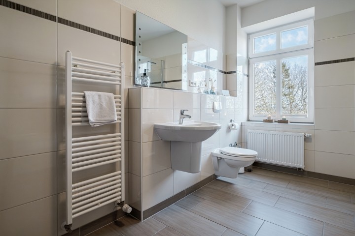 Schönes Badezimmer mit großem Fenster