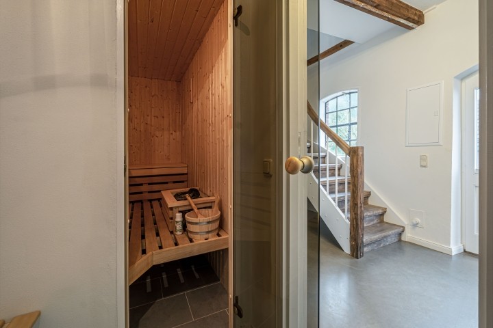 Sauna im Erdgeschoss, mit Dusche