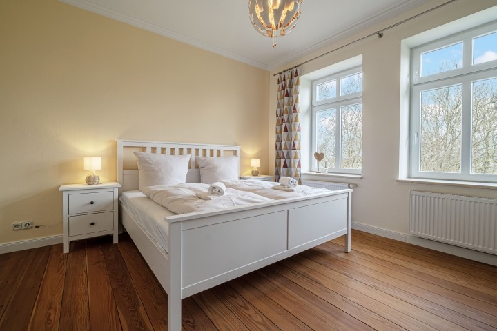 Schlafzimmer zur Gartenseite mit Doppelbett (180x200cm)