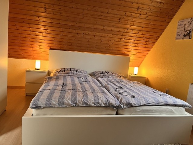 Schlafzimmer Oben mit Doppelbett/Kleiderschrank/TV