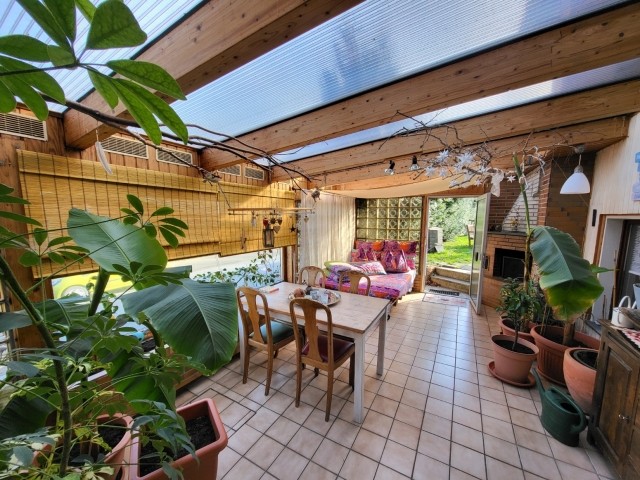 Ihr großer und sonniger Wintergarten mit offenem Kamin, Schlafgelegenheit und Zugang zum eingezäunten Garten