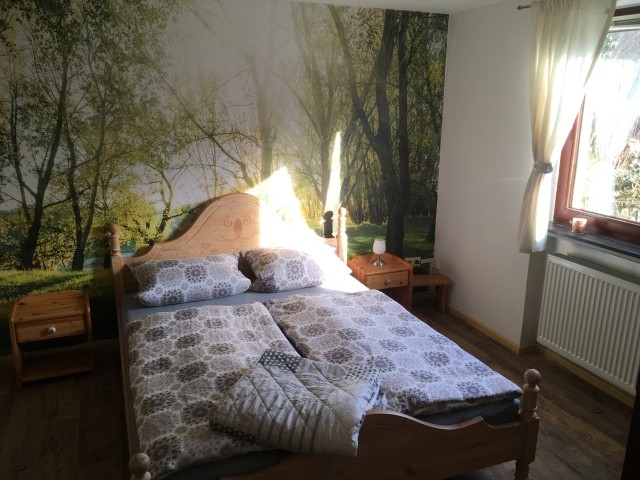 Ihr Schlafzimmer mit Doppelbett und Kleiderschrank
