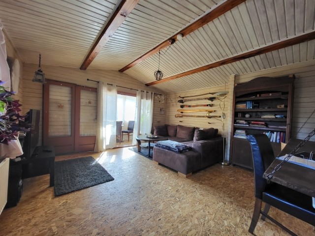 Ihr Wohnzimmer (obere Wohnung) mit Zugang zum Wintergarten