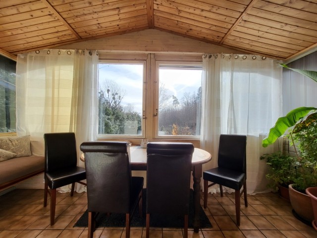 Ihr Wintergarten mit Esstisch, Grünpflanzen und Blick in die Berge