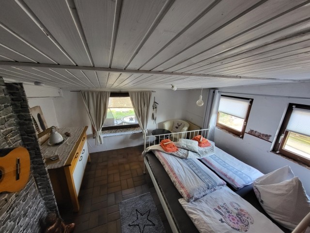 Ihr Schlafzimmer mit Doppelbett und Blick in den Garten