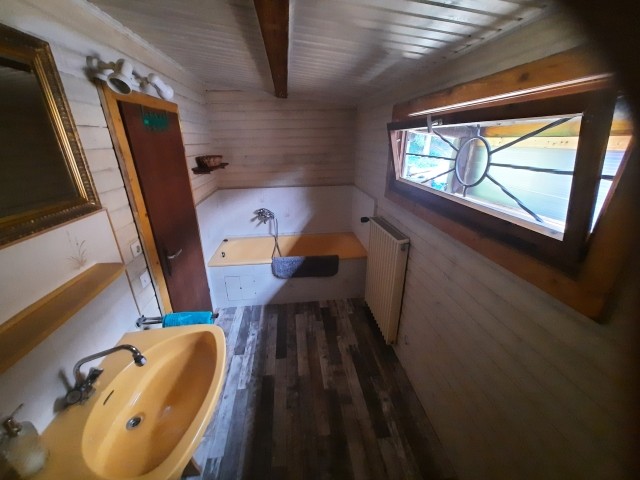 Ihr Badezimmer mit Badewanne und WC