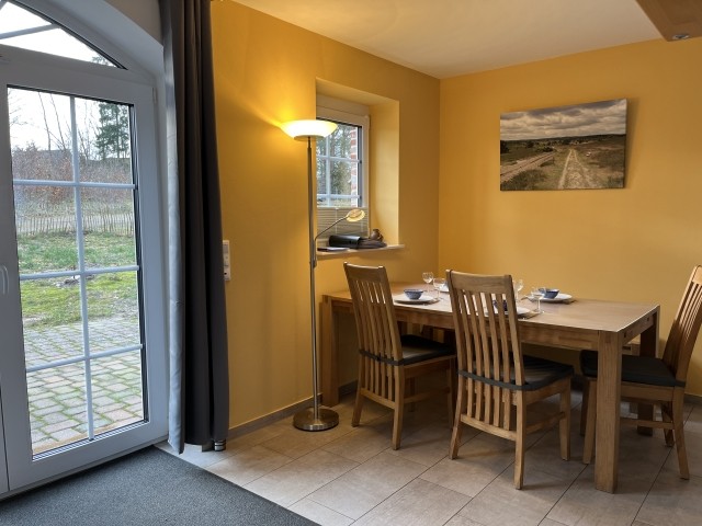 Essecke mit Ausgang zur Terrasse