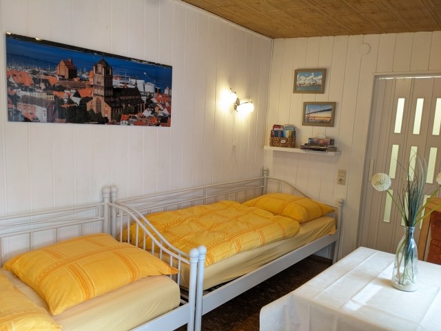 Ferienzimmer Innenansicht mit 2 Einzelbetten
