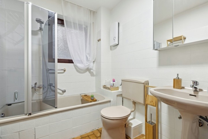 Dusche und Badewanne vorhanden
