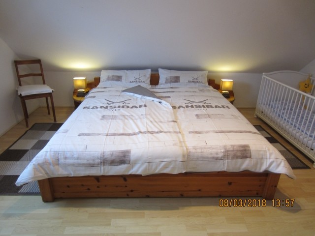 Schlafzimmer m. Kinderbett