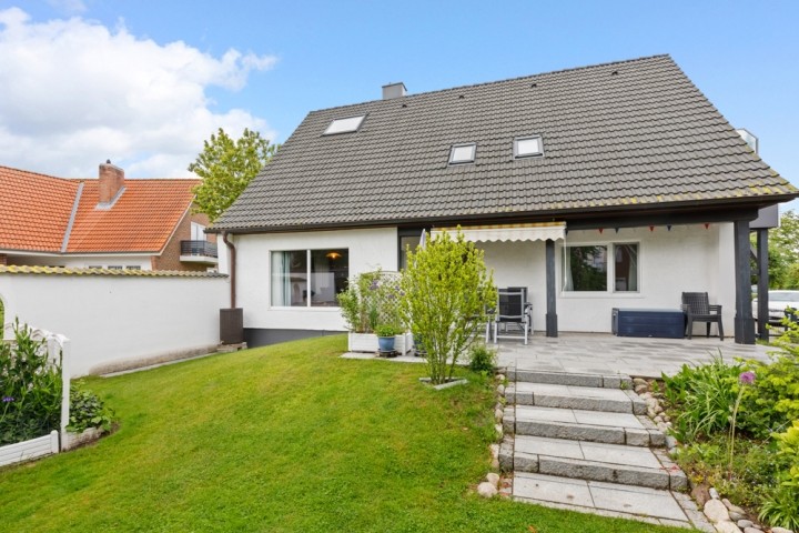 Rückansicht mit eingezäuntem Garten