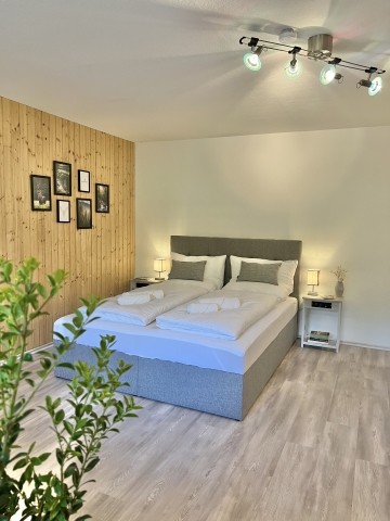 Im neuwertigen Boxspringbett lässt es sich nach anstrengenden Wanderungen herrlich entspannen. Bettwäsche und Handtücher auf Hotelniveau sind im Preis inbegriffen.
