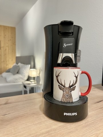 Eine Senseo-Kaffeemaschine inkl. Pads ist vorhanden.