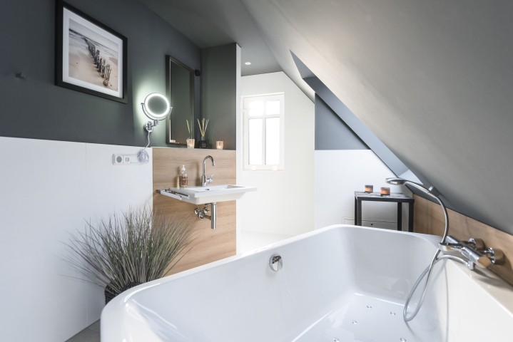 Bad mit Dusche und Whirlbadewanne für Zwei