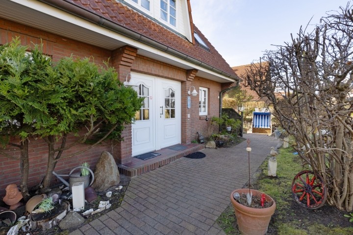Außenansicht und Weg zum Appartementhaus