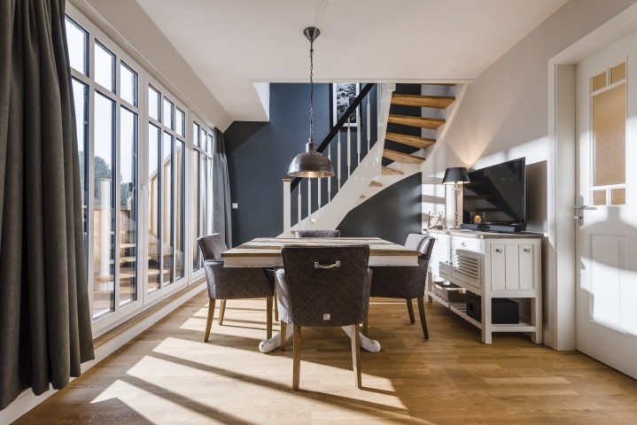 Essbereich im Wohnzimmer mit angrenzender Loggia