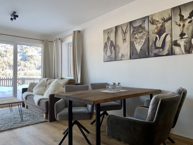 Wohnbereich mit Esstisch und Sofa