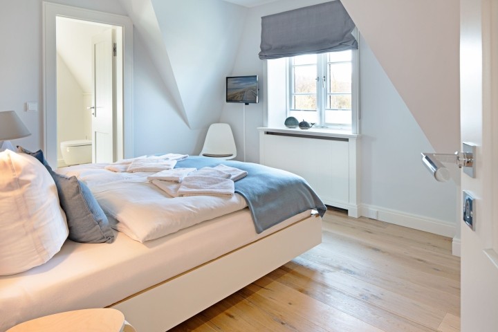 Schlafzimmer eins mit Bad en Suite