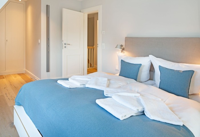 Schlafzimmer eins mit Bad en Suite