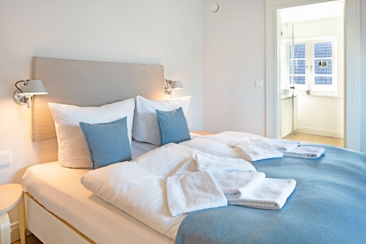 Schlafzimmer eins mit Bad en Suite