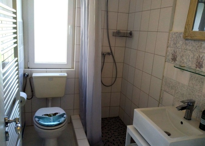 Bad mit Fenster, Dusche und WC