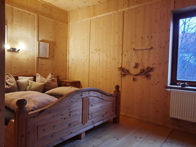 ruhiges, gemütliches Schlafzimmer mit großem Doppelbett und Schrank