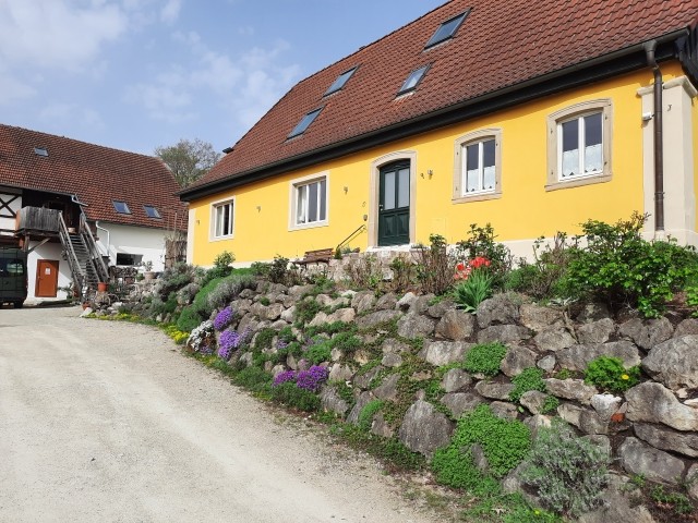 das Haupthaus, im Hintergrund der Zugang zum Studio