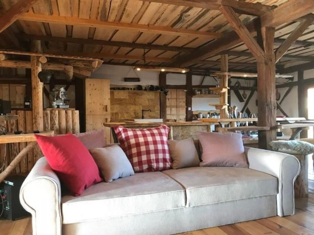 Blick zur Küche und Bar