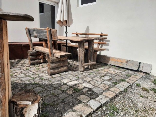 rustikale Sitzgelegenheit in der Grillecke