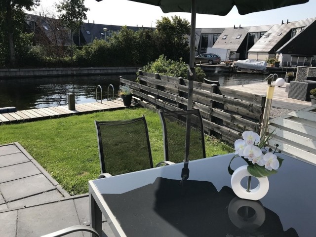 Garten mit Wiese und Bootssteg