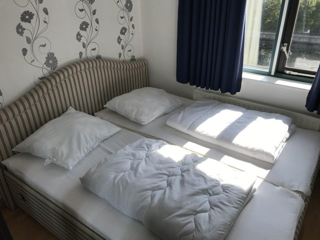 Schlafzimmer mit 140 Doppelbett