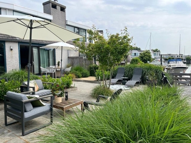 Haus am Wasser mit Bootssteg