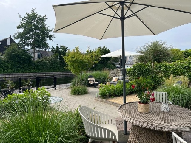 Garten ist komplett eingezaunt auch am Wasser entlang