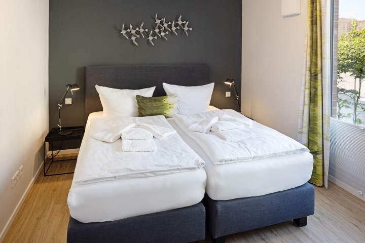 Schlafzimmer eins im EG mit Ankleidezimmer