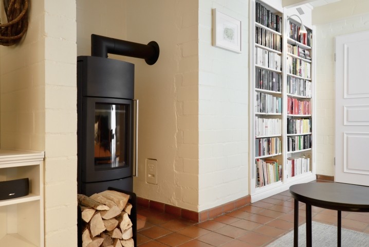 die Bibliothek mit Kaminofen