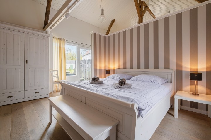 Schlafzimmer mit Doppelbett (180 x 200 cm) und Schrank