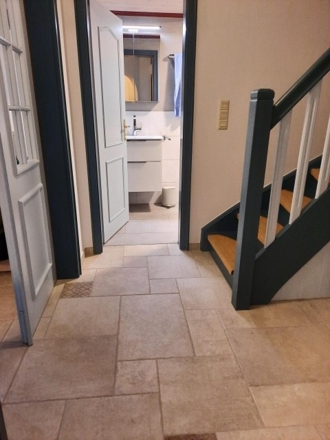 Eingangsbereich in der Unteren Etage - links geht es in Wohnzimmer, geradeaus ins Badezimmer und auf der Treppe in die Erste Etage und rechts geht es in die Küche.