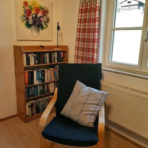 Kleine Bibliothek im Wohnschlafzimmer