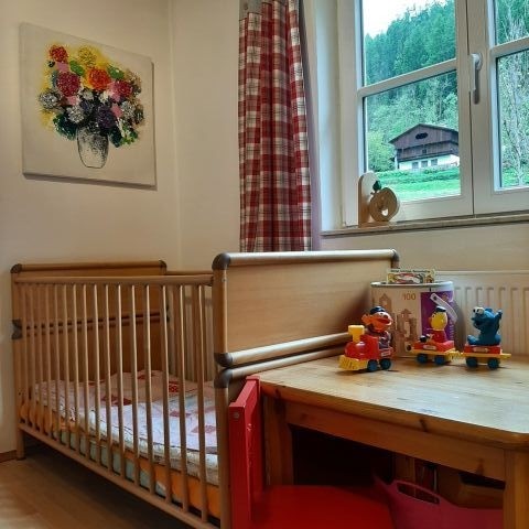 Kinderbett mit Spieltisch