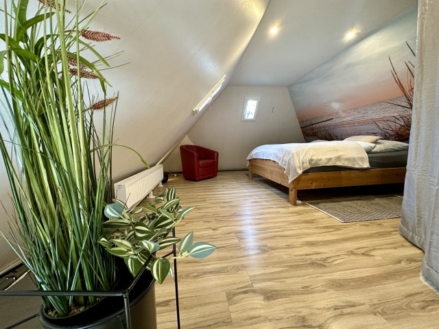Schlafzimmer mit Doppelbett im ersten Stock