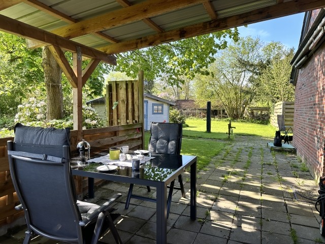 2 Terrassen, eine überdacht, jeweils mit Tisch und Stühlen, 2 Gartenliegen